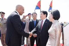 El presidente estatal Luong Cuong (derecha) y su cónyuge Nguyen Thi Minh Nguyet son recibidos por el ministro egipcio de Educación y Educación Técnica, Mohamed Abdel Latif. (Foto: VNA)