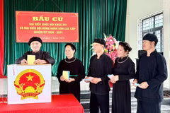 Los votantes de la etnia Tay en la aldea de Na O, en la comuna de An Lac, provincia de Bac Ninh, emitieron sus votos el 15 de marzo. (Foto: VNA)