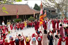 Estudiantes de la ciudad de Viet Tri participan en una experiencia de canto Xoan en la casa comunal de Hung Lo. (Foto: VNA)