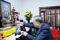 El secretario general del Partido Comunista de Vietnam (PCV), To Lam, rinde homenaje al difunto premier Pham Van Dong. (Fuente: VNA)