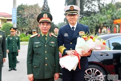 El general Phan Van Giang dio la bienvenida a su homólogo chino Dong Jun en su visita a la Brigada de Fuerzas Especiales 113. (Foto: qdnd.vn)