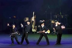 La Compañía de Teatro Infantil de Cuba «La Colmenita» presentó la obra «Cenicienta… según los Beatles» en el Teatro Ho Guom. (Fuente: VNA)