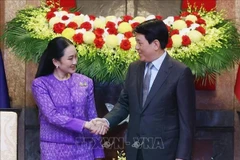 El presidente vietnamita, Luong Cuong (derecha), recibe a la primera ministra tailandesa, Paetongtarn Shinawatra, en Hanoi el 16 de mayo. (Foto: VNA)