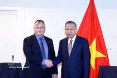 El secretario general del Partido Comunista de Vietnam y presidente del Estado, To Lam, recibe a Craig Bradshaw, director ejecutivo de EQ Resources Limited (Australia). Foto: VNA
