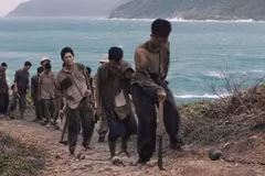 Una escena de la película «El sonido de cruzar el mar», que recrea la imagen de los abnegados combatientes revolucionarios encarcelados en la prisión de Con Dao. (Foto: Productora)
