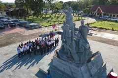 Delegados vietnamitas y laosianos en el Monumento a la Alianza de Combate Laos-Vietnam en la provincia de Khammouane, Laos. (Foto: VNA)