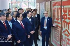 El primer ministro Pham Minh Chinh visita la exposición sobre Han Nom (escritura clásica china y vietnamita) en la Academia de Ciencias Sociales de Vietnam. (Foto: VNA)