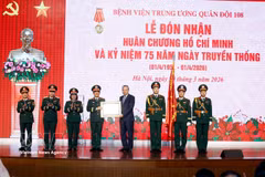 El secretario general del Partido Comunista de Vietnam, To Lam, entrega la Orden Ho Chi Minh al Hospital Militar Central 108. (Foto: VNA)