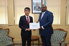 El embajador de Vietnam en la República de Sudáfrica, concurrente en Botswana, Hoang Sy Cuong, presentó una copia de sus cartas credenciales al ministro de Relaciones Exteriores de Botswana, Phenyo Butale. (Foto: VNA)