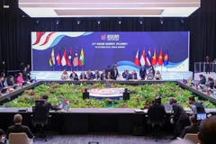 El primer ministro Pham Minh Chinh asiste a la sesión plenaria de la 47a Cumbre de la ASEAN y a la ceremonia de entrega del Segundo Protocolo que enmienda el Acuerdo de Comercio de Bienes de la ASEAN (ATIGA). (Foto: VNA)