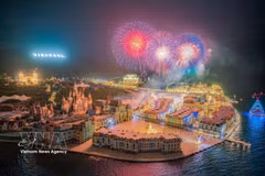 Isla Hon Tre, Khanh Hoa, resplandece con fuegos artificiales durante la gran festividad nacional. (Foto: VNA)