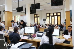 El Comité Popular del barrio de Buon Ma Thuot, provincia de Dak Lak, dirige el funcionamiento del centro de servicios de administración pública a nivel comunal (Foto: VNA)