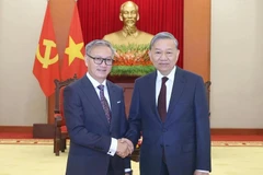 El secretario general del Partido Comunista de Vietnam, To Lam (derecha), recibe al ministro de Relaciones Exteriores de Laos, Thongsavanh Phomvihane. (Foto: VNA)