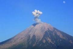 El monte Semeru, el volcán más alto de la isla de Java, entró en erupción repetidamente el 6 de abril. (Foto: lokmattimes.com)
