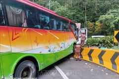 Se cree que el autobús perdió el control y chocó con otros dos coches, haciendo que los tres vehículos se desviaran de su carril. (Foto: VNA)