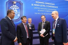 El viceministro permanente de Relaciones Exteriores de Vietnam, Nguyen Minh Vu, y los delegados presentes en la ceremonia de firma de la Convención de las Naciones Unidas contra la Ciberdelincuencia, celebrada en Hanoi la mañana del 25 de octubre de 2025. (Foto: VNA)