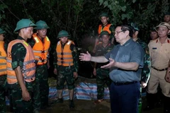 El primer ministro Pham Minh Chinh visita a las fuerzas que trabajan en el refuerzo del dique del río Cau, enfatizando la necesidad de garantizar la seguridad del dique. (Foto: VNA)