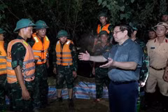 El primer ministro Pham Minh Chinh visita a las fuerzas que trabajan en el refuerzo del dique del río Cau, enfatizando la necesidad de garantizar la seguridad del dique. (Foto: VNA)