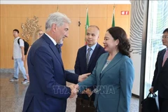 Raffaele Cattaneo, secretario de Estado de la Región de Lombardía, recibió a la vicepresidenta Vo Thi Anh Xuan en la sede de la región. (Foto: VNA)