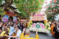 Las reliquias sagradas de Buda, reconocidas como tesoro nacional de la India, fueron recibidas con ceremonia en la pagoda Quan Su de Hanoi la tarde del 13 de mayo. (Foto: VNA)