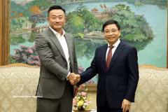 El viceprimer ministro de Vietnam, Nguyen Van Thang, (derecha) recibió a Ben Zhou, cofundador y director ejecutivo de Bybit. (Fuente: VNA)