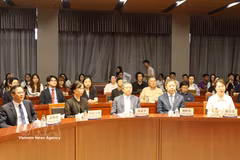 El embajador de Vietnam en China, Pham Thanh Binh (en el centro), visita la Universidad de Estudios Extranjeros de Beijing y participa en un debate temático con profesores y estudiantes. (Foto: VNA)
