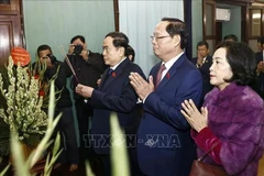 El presidente de la Asamblea Nacional, Tran Thanh Man (tercero desde la derecha), ofrece incienso en conmemoración del Presidente Ho Chi Minh en la Casa 67, dentro del complejo del Palacio Presidencial en Hanoi. (Foto: VNA)