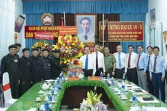 La delegación de líderes de An Giang y representantes del Comité Ejecutivo de la Sangha Budista Hoa Hao el 11 de junio. (Foto: VNA)