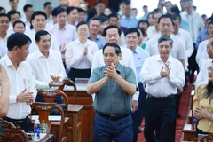 El primer ministro Pham Minh Chinh (centro) se reúne con los votantes de Can Tho (Foto: VNA)