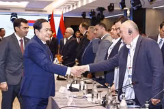 El presidente de la Asamblea Nacional de Vietnam, Tran Thanh Man, se reúne con líderes de empresas armenias y vietnamitas. (Foto: VNA)