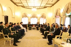 El teniente general Hoang Xuan Chien encabezó una delegación del Ministerio de Defensa Nacional de Vietnam para realizar una visita de cortesía a Phumtham Wechayachai, vicepremier y ministro de Defensa de Tailandia. (Foto: VNA)