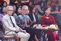 Ngo Phuong Ly (derecha), esposa del Secretario General del Paảtido Comunista, To Lam, y el Duque de Richmond Charles Henry Gordon-Lennox y su esposa disfrutan de té vietnamita y actuaciones especiales en el Museo Nacional de Bellas Artes de Vietnam. (Foto: VNA)