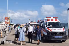 Las fuerzas competentes movilizaron al máximo el personal y los medios disponibles para las labores de búsqueda y rescate tras el vuelco de la lancha turística en Phu Quoc. (Foto: baoangiang.com.vn)