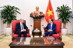 El ministro de Relaciones Exteriores de Vietnam, Le Hoai Trung, recibe al secretario de Estado del Ministerio de Asuntos Exteriores de Suecia, Dag Hartelius. (Foto: Cancillería de Vietnam)