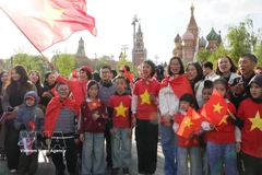 Comunidad vietnamita en Rusia se reúne para dar la bienvenida a la delegación del Ejército Popular de Vietnam en la Plaza Roja. (Fuente: VNA)