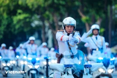 Espectacular exhibición de la escolta motorizada de la policía vietnamita