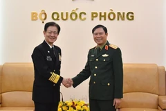 El general Nguyen Tan Cuong (der.), jefe del Estado Mayor del Ejército Popular de Vietnam y viceministro de Defensa Nacional, se reúne con el almirante Saito Akira, jefe del Estado Mayor de la Fuerza de Autodefensa Marítima de Japón. (Foto: qdnd.vn)