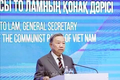 El secretario general del Partido Comunista, To Lam, pronuncia un discurso político en la Academia de Administración Pública, bajo la presidencia de Kazajistán. (Foto: VNA)