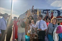 Turistas rusas recibidas en el aeropuerto internacional de Phu Quoc (Foto: VNA)