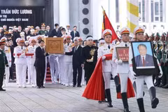 El retrato y el féretro del expresidente Tran Duc Luong fueron trasladados al coche fúnebre tras la ceremonia de homenaje póstumo en la Casa Funeraria Nacional el 25 de mayo. (Foto: VNA)