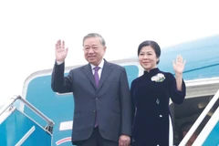 El secretario general del Partido Comunista, To Lam, y su esposa parten de Hanoi el 1 de diciembre para una visita de Estado a Laos. (Foto: VNA)