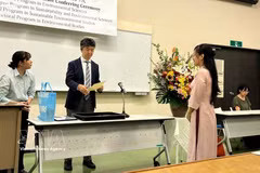 Profesores de la Universidad de Economía (Universidad de Hue) defienden sus tesis doctorales en la Universidad de Tsukuba (Japón). (Foto: VNA)