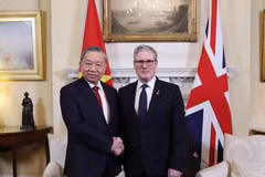 El secretario general del Partido Comunista de Vietnam, To Lam (izquierda), estrecha la mano del primer ministro británico Keir Starmer. (Foto: VNA)