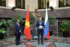 El ministro de Asuntos Exteriores de Rusia, Serguéi Lavrov (dcha.), habla en la inauguración de la exposición conmemorativa del 75º aniversario de las relaciones diplomáticas entre Vietnam y Rusia, el 11 de febrero en Moscú. (Foto: VNA)