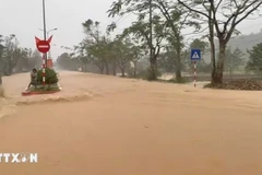 Varias calles de la ciudad de Hue están inundadas debido a las fuertes lluvias y la rápida corriente de agua. (Foto: VNA)