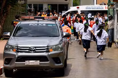 Estudiantes evacuados de una escuela en la provincia de Nonthabur, Tailandia, tras un tiroteo el 7 de agosto de 2026. (Foto: Xinhua/VNA)