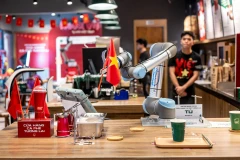En Hanoi, una cafetería utiliza robots inteligentes. (Fuente: VNA)
