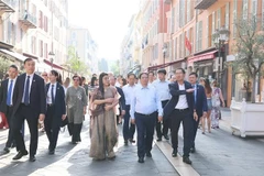 El primer ministro Pham Minh Chinh y su esposa visitan el casco antiguo de Niza. (Fuente: VNA)