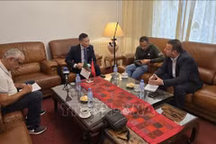 El embajador vietnamita en Argelia, Tran Quoc Khanh (segundo por la izquierda), habla con periodistas del Servicio de Prensa de Argelia (APS), el periódico El Moudjahid y Essalam TV (Foto: VNA).
