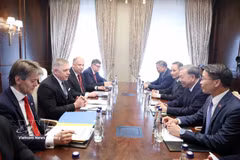 El secretario general del Partido Comunista de Vietnam, To Lam, se reúne con el primer ministro eslovaco Robert Fico en el marco de la celebración del 80.º aniversario de la Victoria en la Gran Guerra Patria en Moscú, Rusia (9 de mayo de 2025). (Foto: VNA)